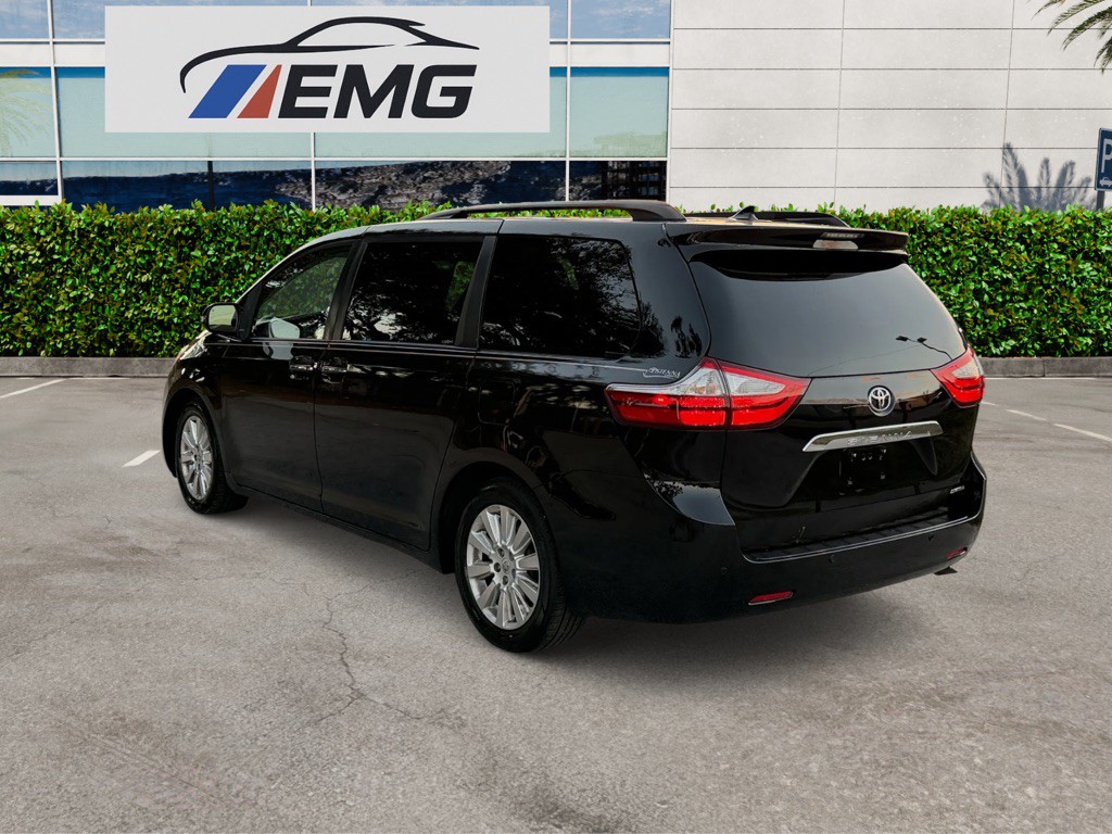 2017 Toyota Sienna Image 10