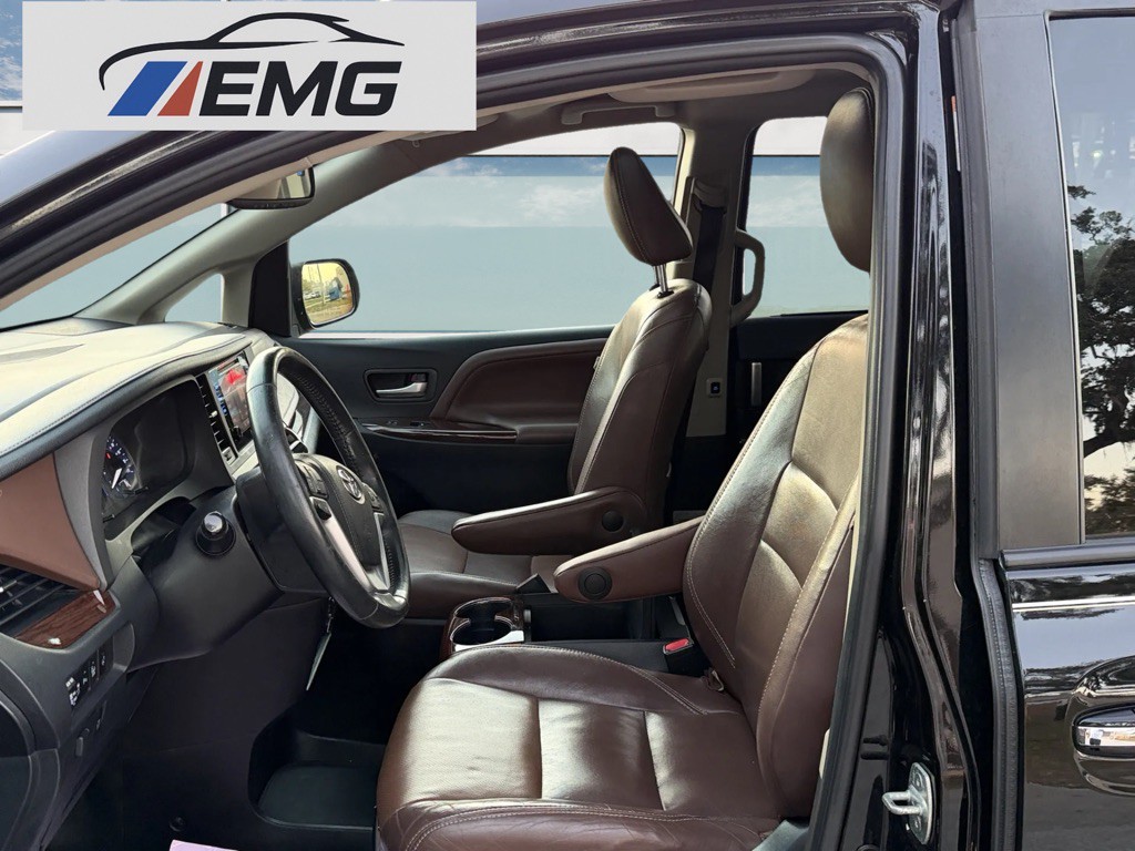 2017 Toyota Sienna Image 11