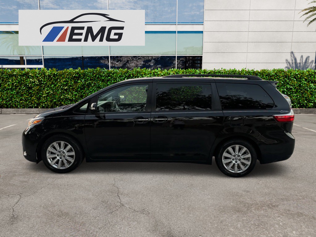 2017 Toyota Sienna Image 12