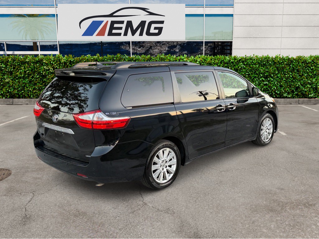 2017 Toyota Sienna Image 13
