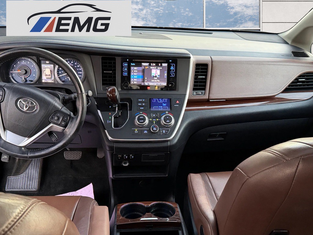 2017 Toyota Sienna Image 14