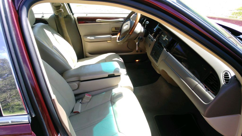 2004 Lincoln Town Car Image 2