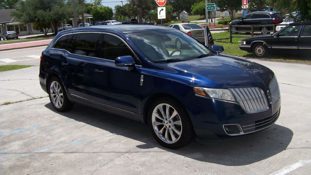 2012 Lincoln MKT Image 2