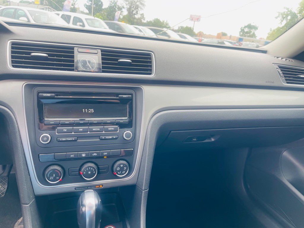 2015 Volkswagen Passat Image 14