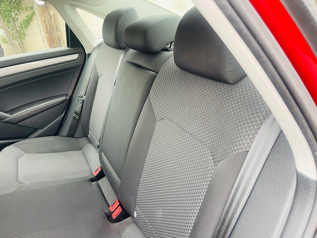 2015 Volkswagen Passat Image 16