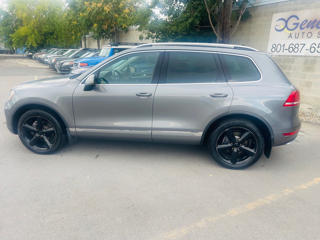 2012 Volkswagen Touareg Image 8