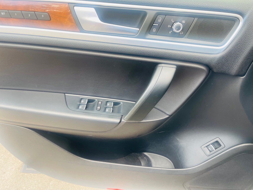 2012 Volkswagen Touareg Image 9