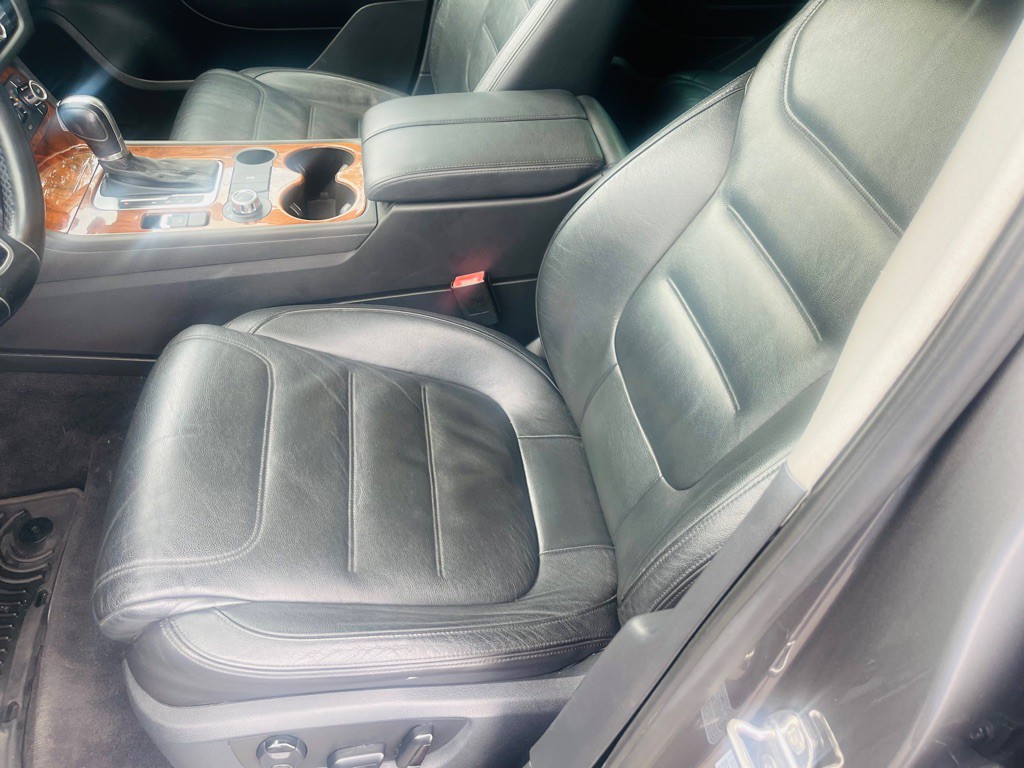2012 Volkswagen Touareg Image 10
