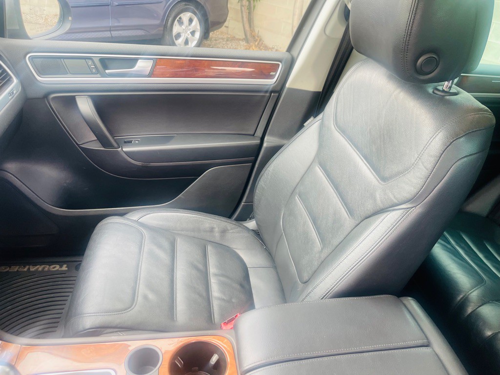 2012 Volkswagen Touareg Image 11