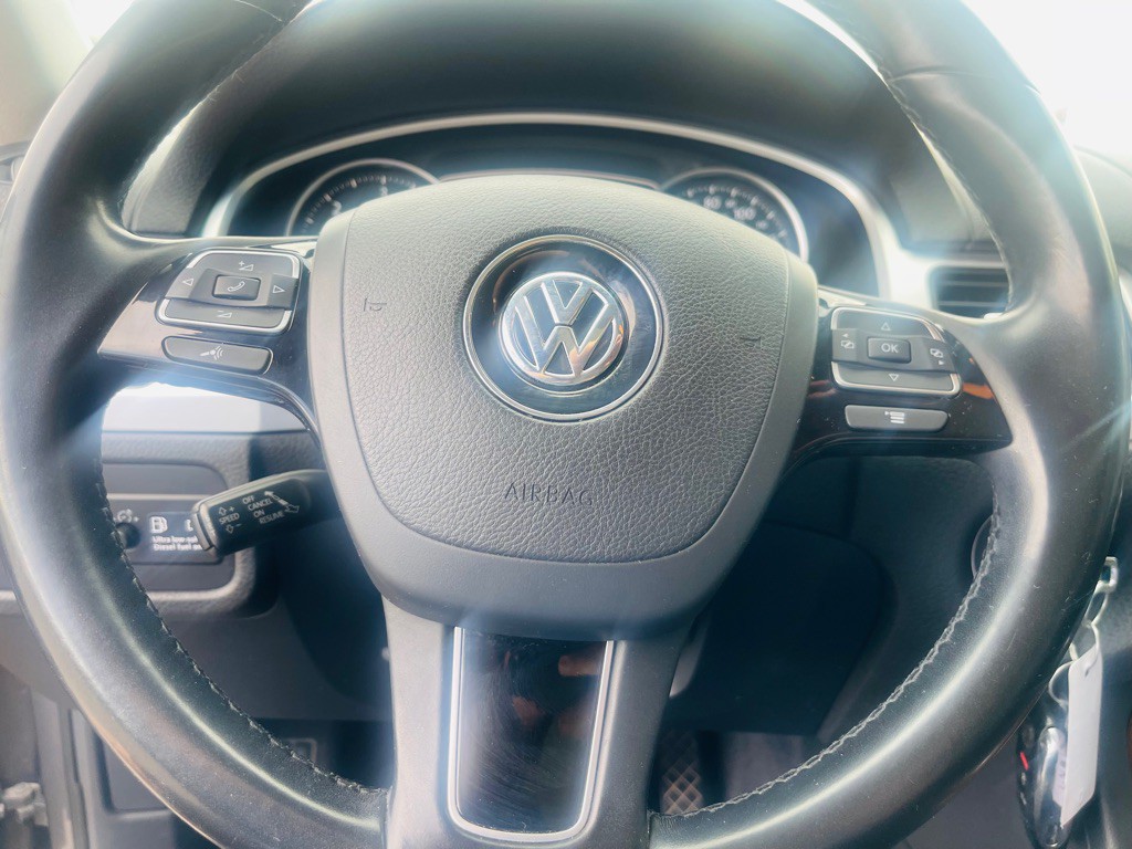 2012 Volkswagen Touareg Image 12