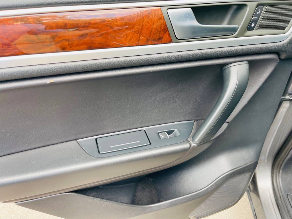 2012 Volkswagen Touareg Image 17