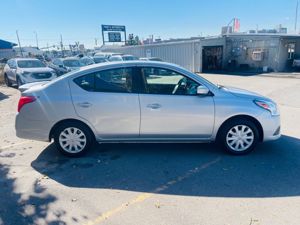 2016 Nissan Versa Image 4