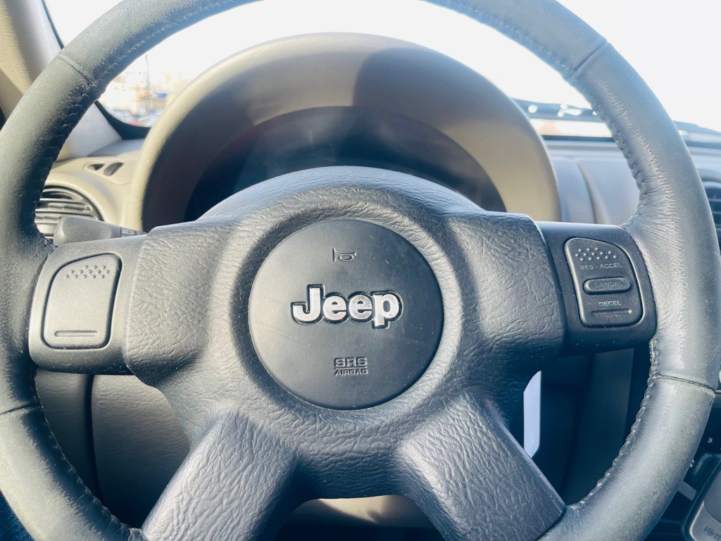 2005 Jeep Liberty Image 12