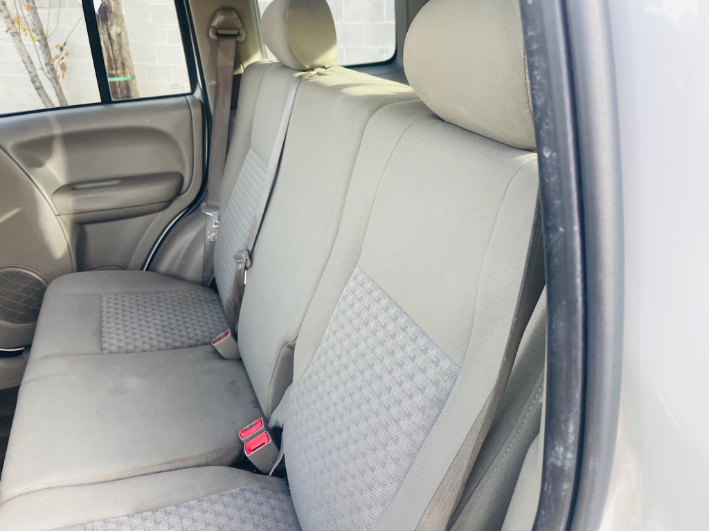 2005 Jeep Liberty Image 16