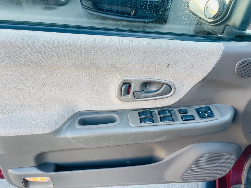 2000 Mitsubishi Montero Image 9