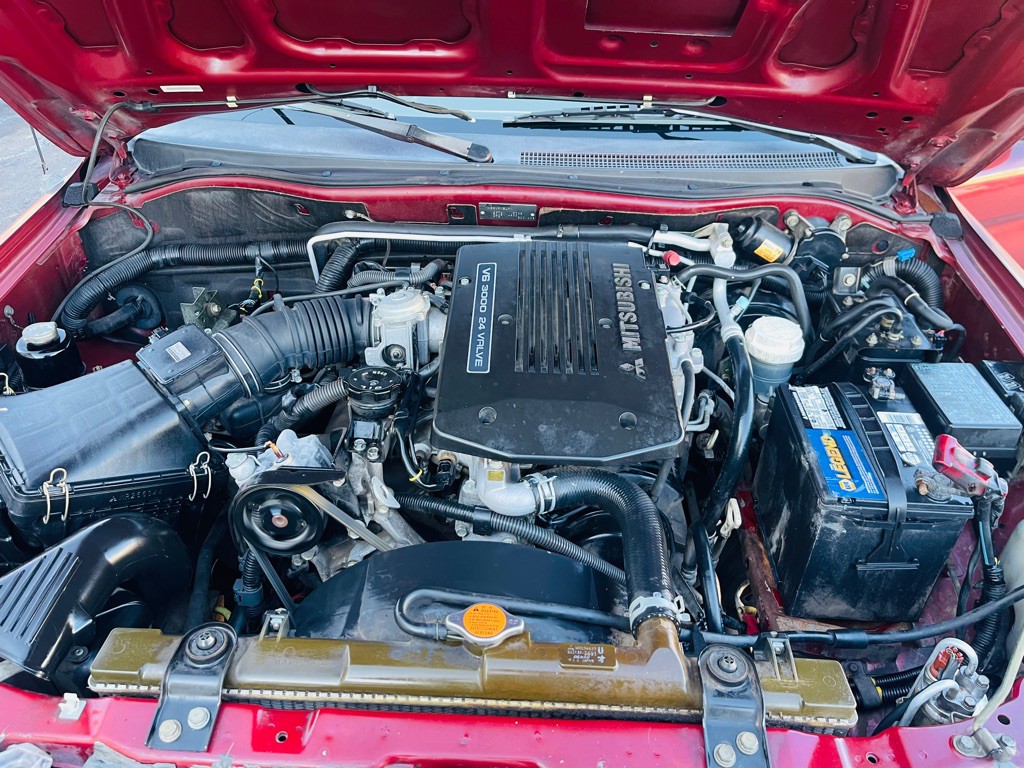 2000 Mitsubishi Montero Image 25