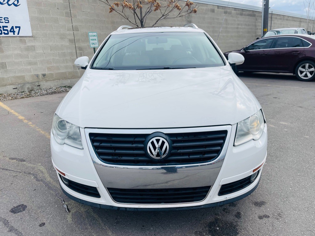 2010 Volkswagen Passat Image 2