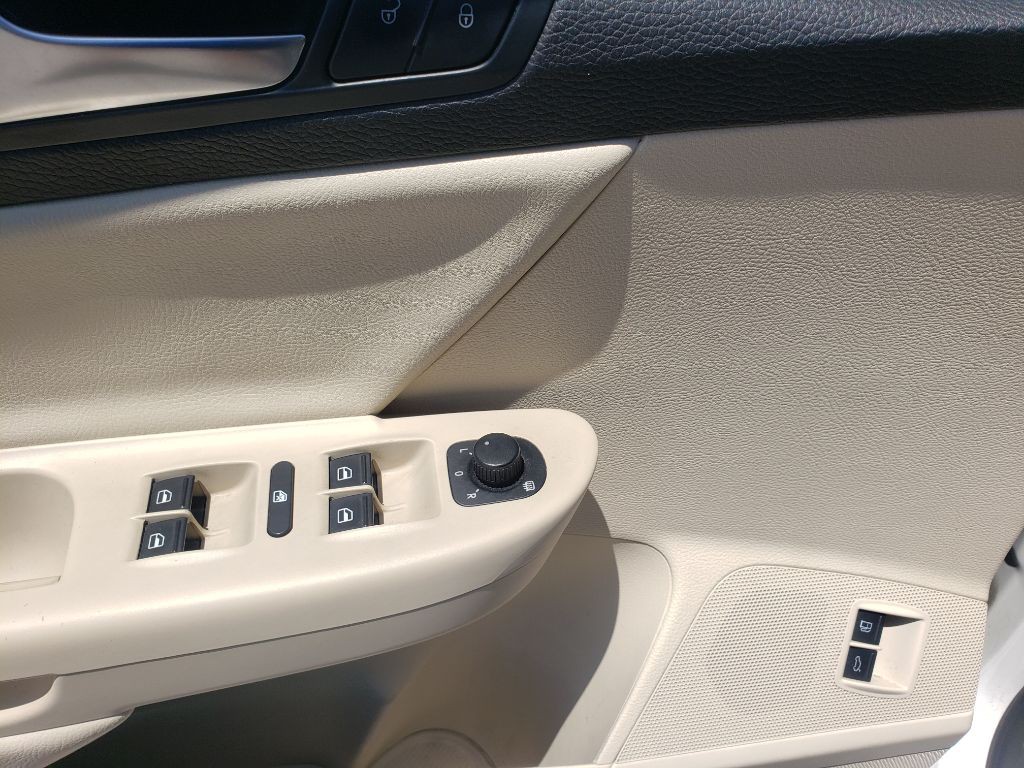 2010 Volkswagen Passat Image 9