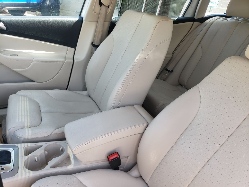 2010 Volkswagen Passat Image 11