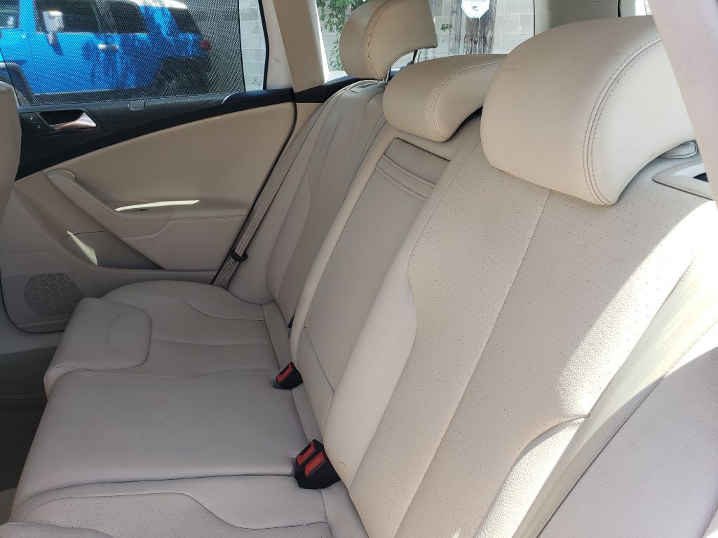 2010 Volkswagen Passat Image 12