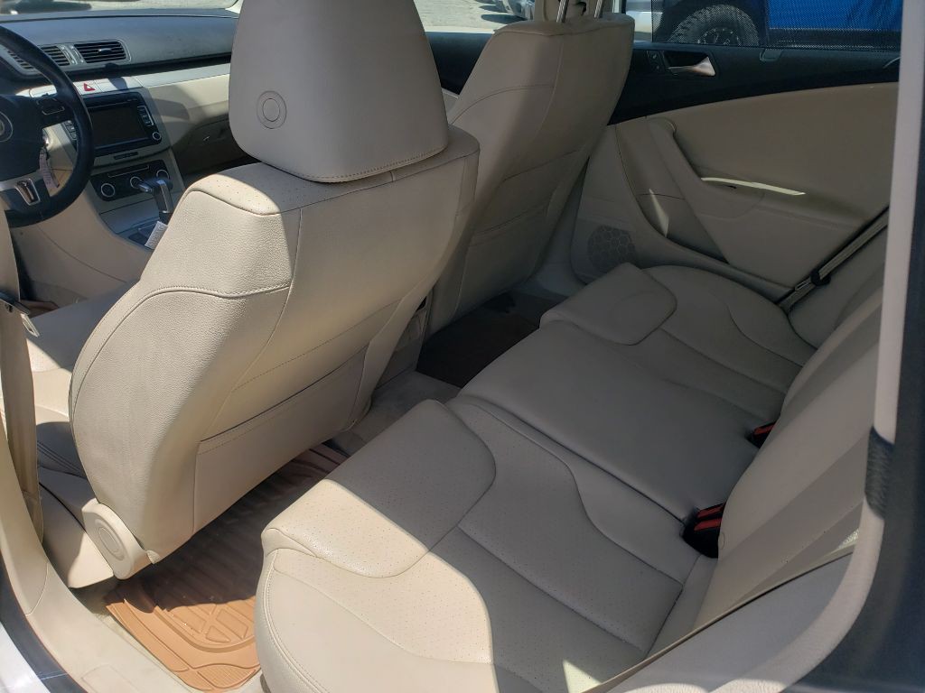 2010 Volkswagen Passat Image 13