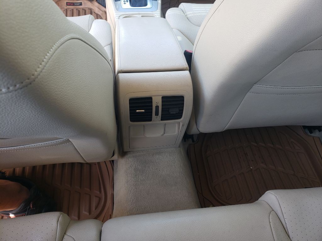 2010 Volkswagen Passat Image 14