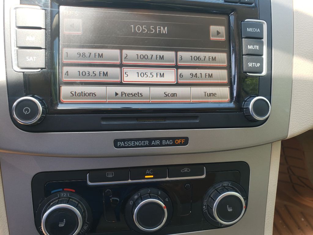 2010 Volkswagen Passat Image 17