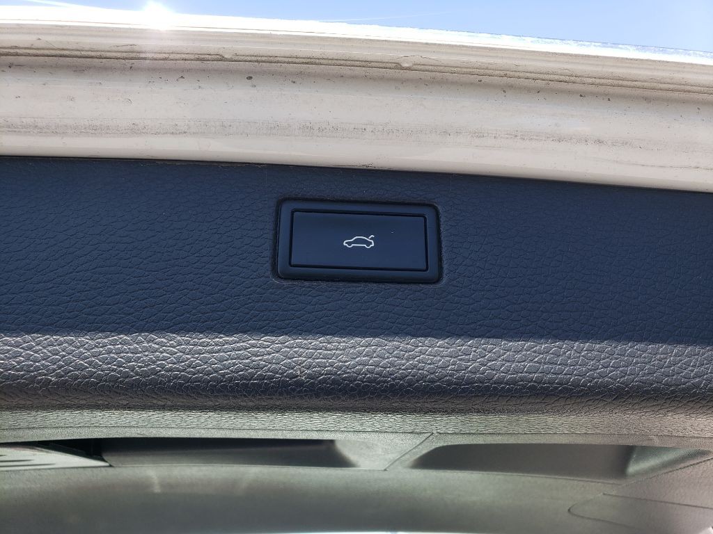 2010 Volkswagen Passat Image 24