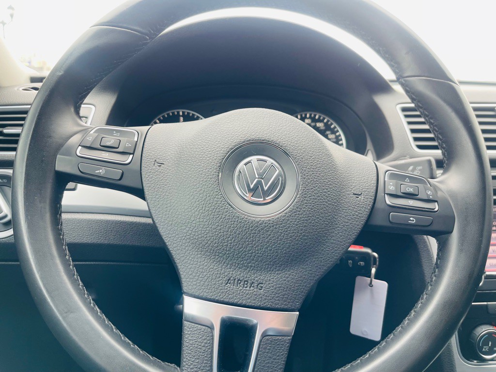 2013 Volkswagen Passat Image 11