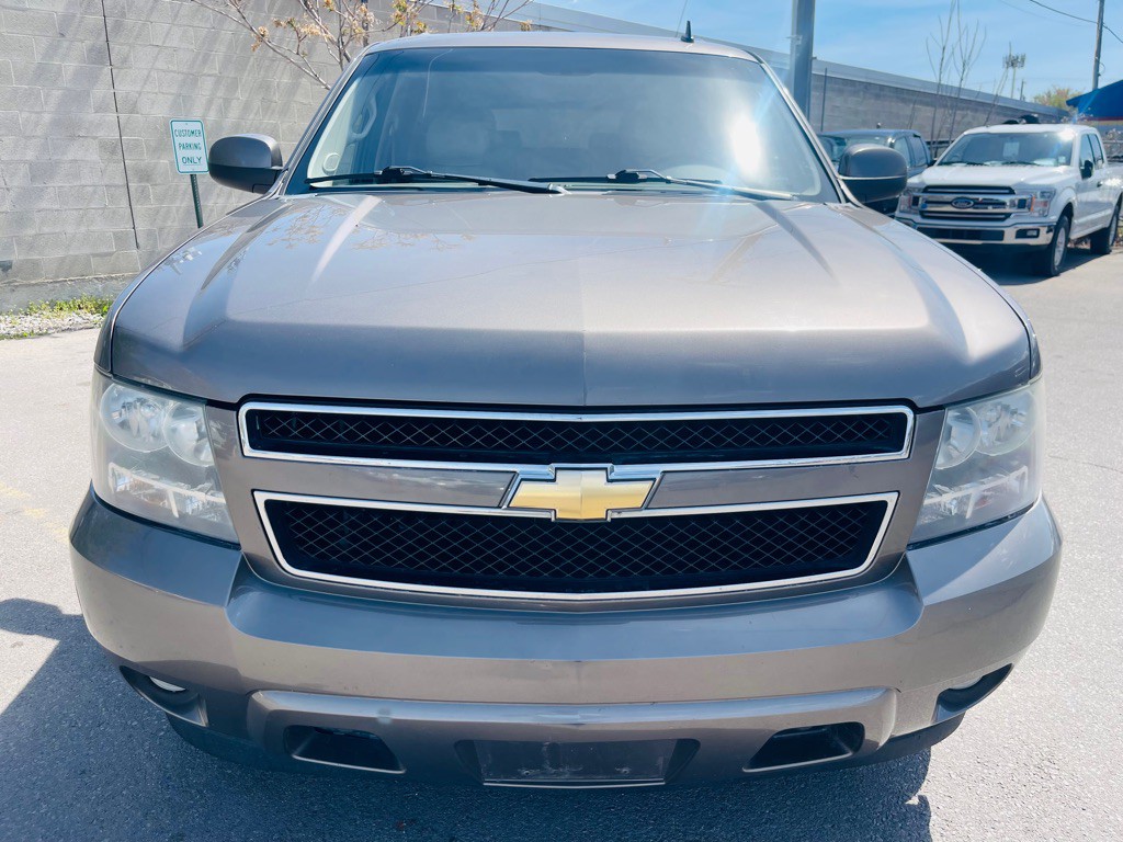 2011 Chevrolet Suburban Image 2