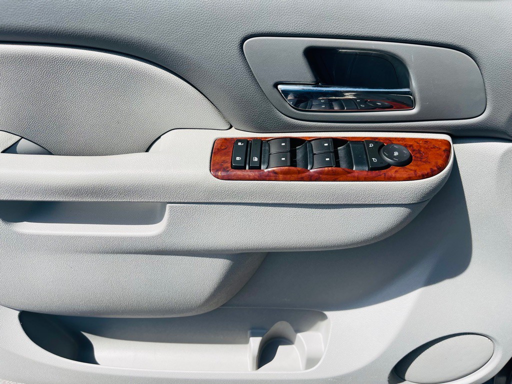 2011 Chevrolet Suburban Image 11