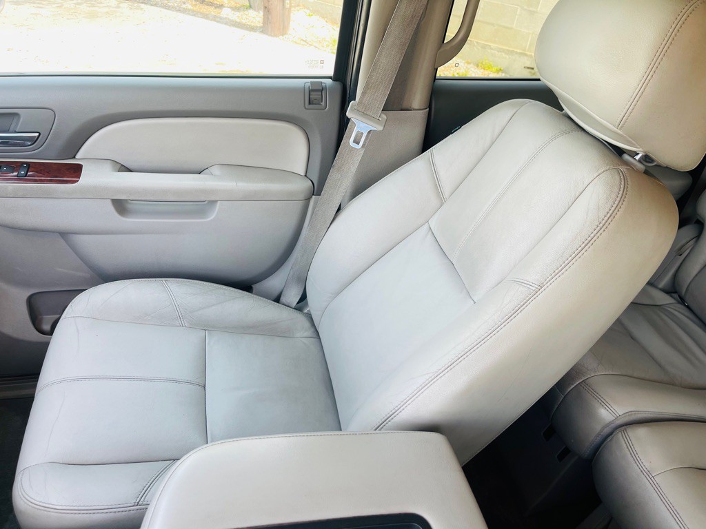 2011 Chevrolet Suburban Image 13