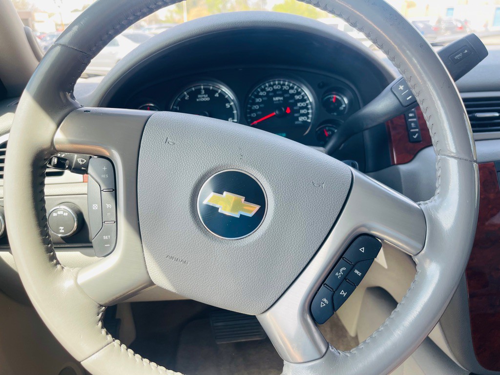 2011 Chevrolet Suburban Image 14