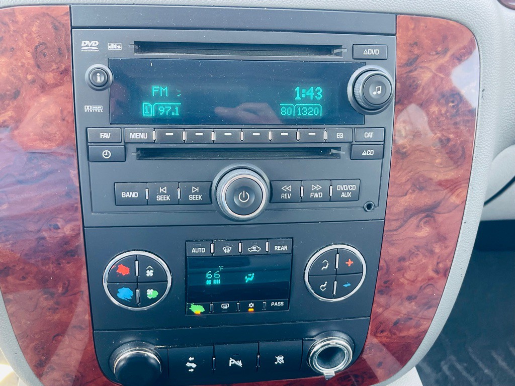 2011 Chevrolet Suburban Image 16