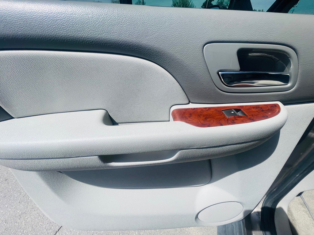 2011 Chevrolet Suburban Image 19