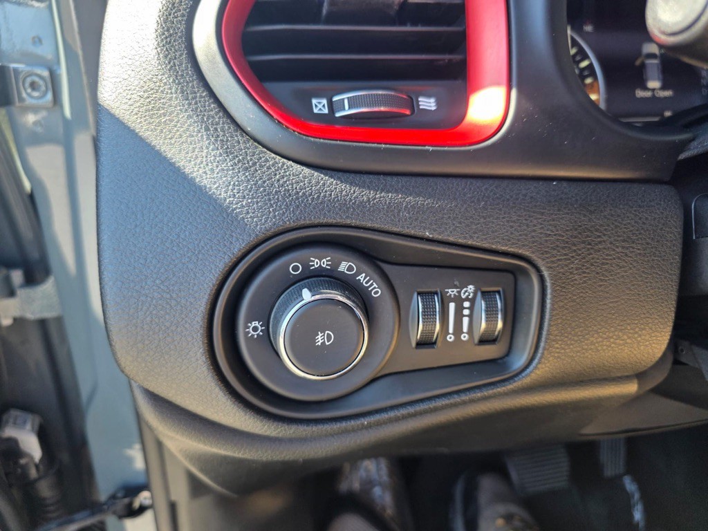 2015 Jeep Renegade Image 13
