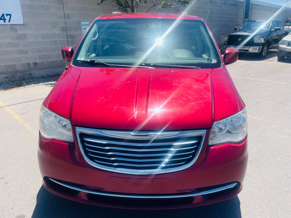 2012 Chrysler Town & Country Image 2