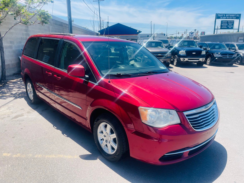 2012 Chrysler Town & Country Image 3