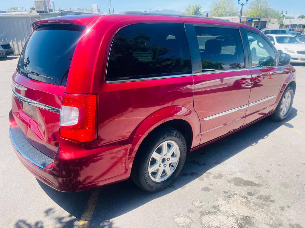 2012 Chrysler Town & Country Image 5