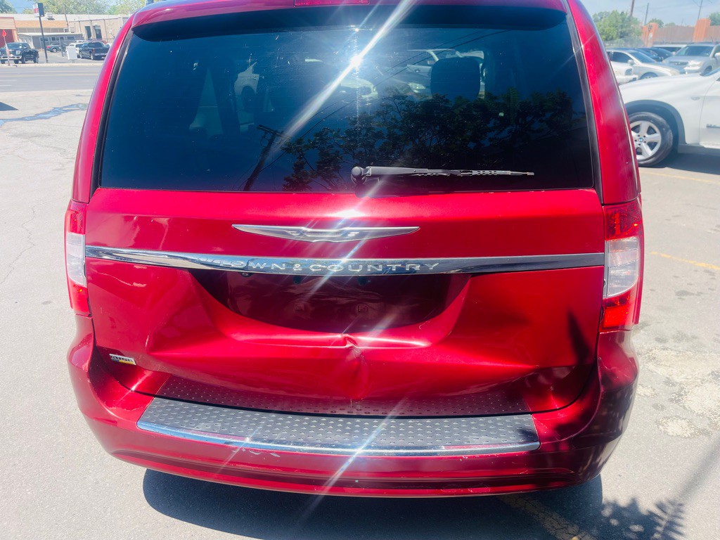 2012 Chrysler Town & Country Image 6
