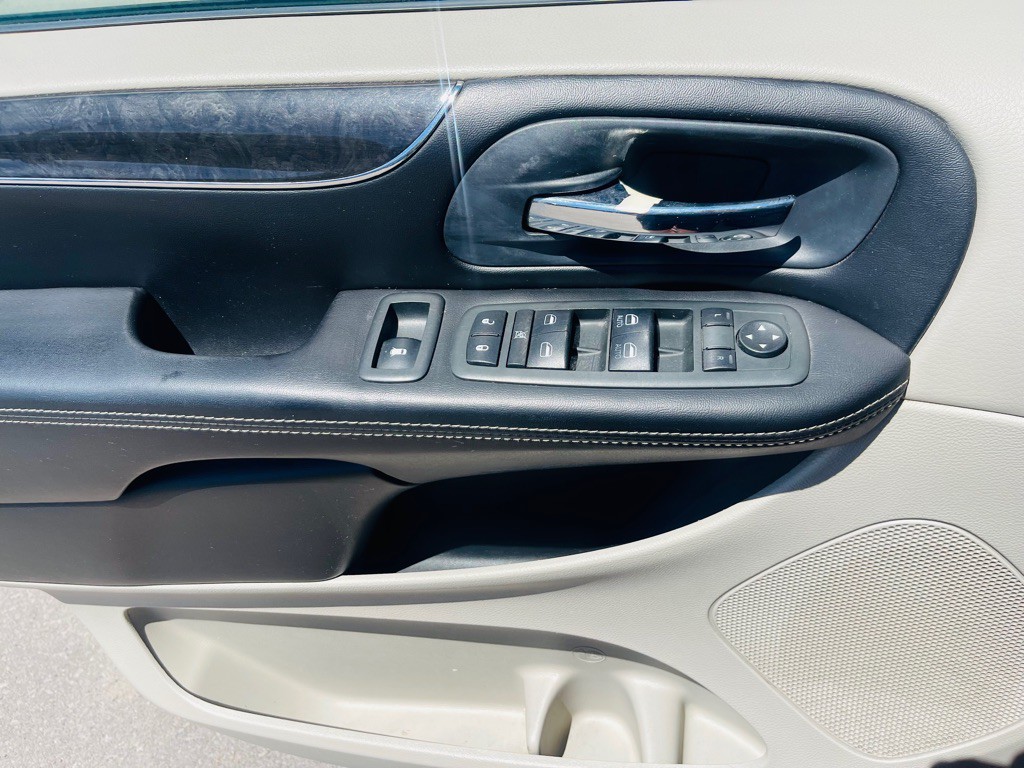 2012 Chrysler Town & Country Image 9