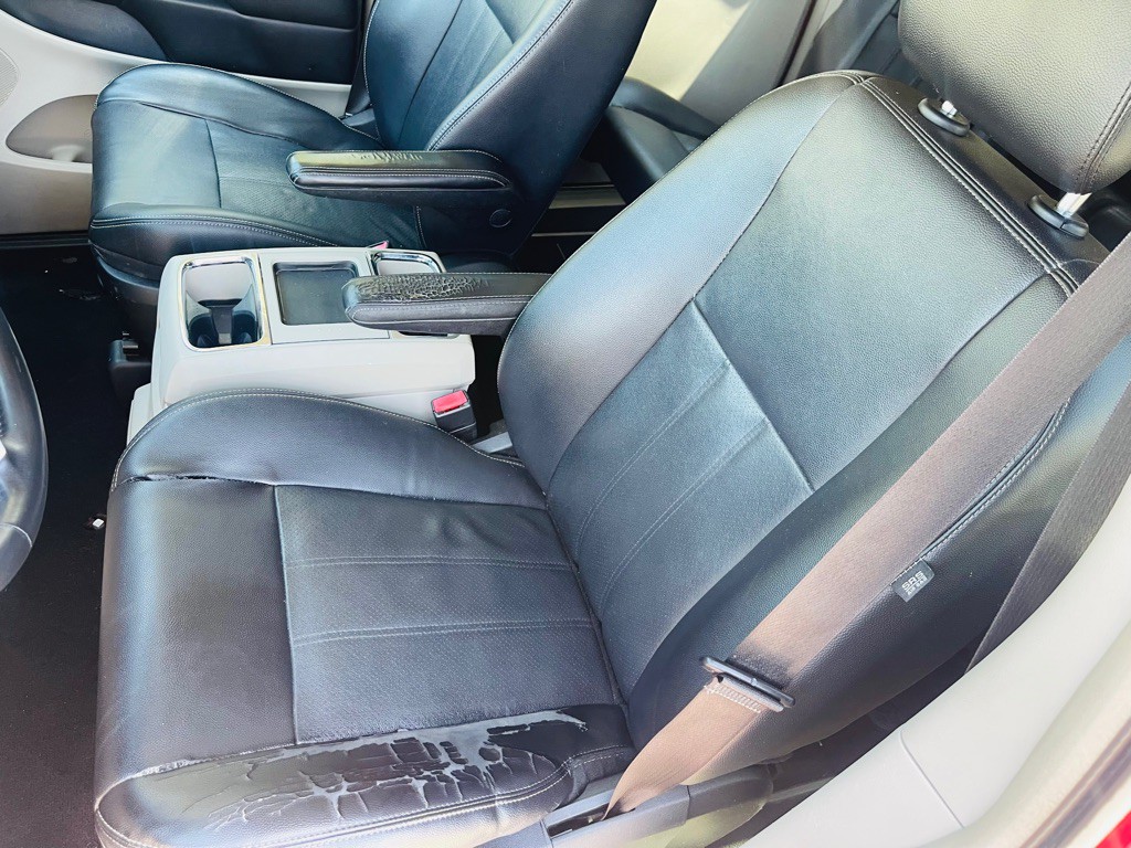 2012 Chrysler Town & Country Image 10