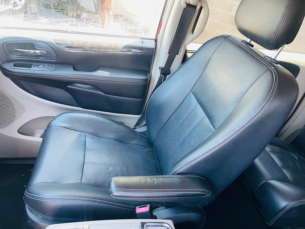 2012 Chrysler Town & Country Image 11