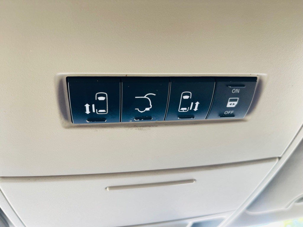 2012 Chrysler Town & Country Image 16