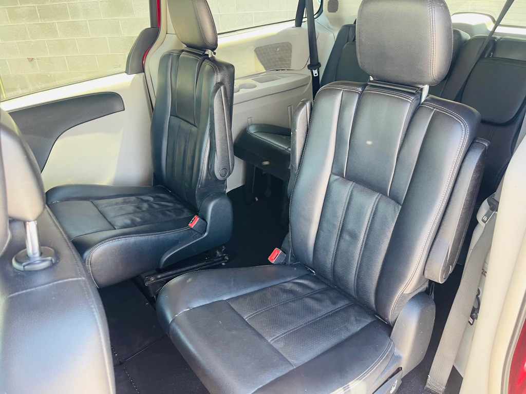 2012 Chrysler Town & Country Image 17