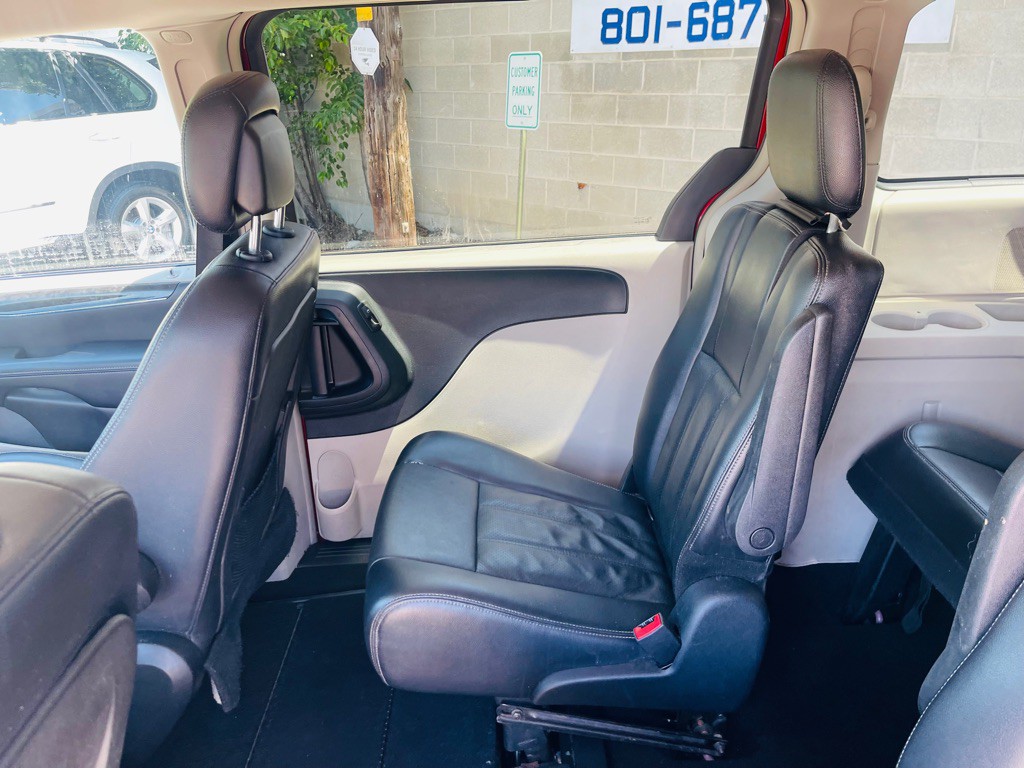 2012 Chrysler Town & Country Image 18