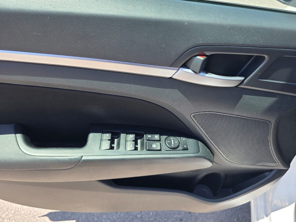 2019 Hyundai Elantra Image 9