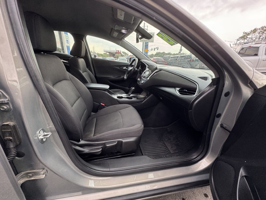 2017 Chevrolet Malibu Image 17