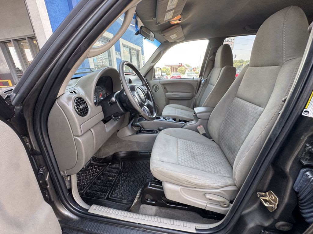 2006 Jeep Liberty Image 11