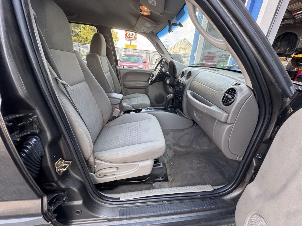 2006 Jeep Liberty Image 16